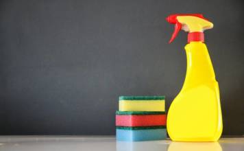 Czym różni się chemia gospodarcza od chemii profesjonalnej i jak wybrać odpowiednią?